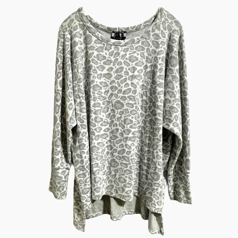 BAR by Melis Kozan Womens M Top Animal Print Long Sleeve Soft Gray MSRP $110 NWT - Picture 1 of 12